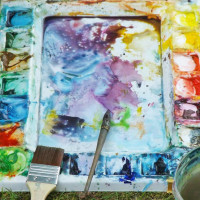 Farbenchaos – Farbpaletten mit flüssigen und getrockneten Farben.