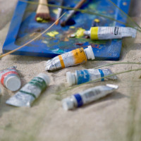 Aquarelltuben im Sand