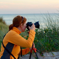 Frau fotografiert das Meer