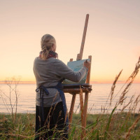 Frau malt. pleinair auf einer Düne