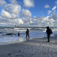 Gruppe von Fotografen am Strand Prerow
